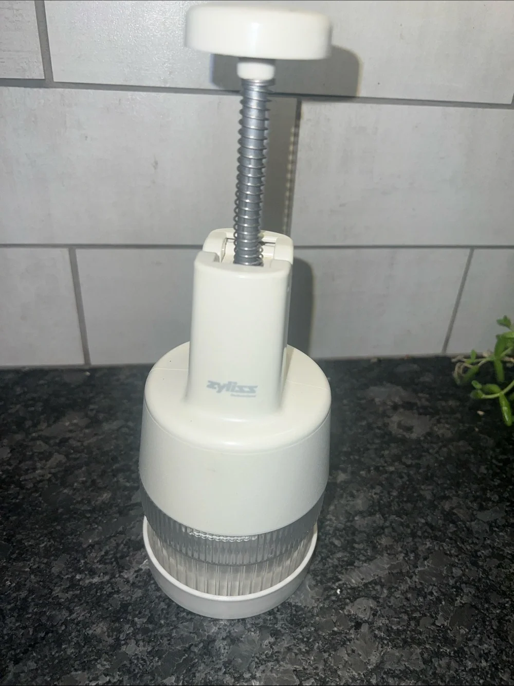 Zyliss Food Chopper. Mince herbs, raw vegetables, nuts etc. Complete set